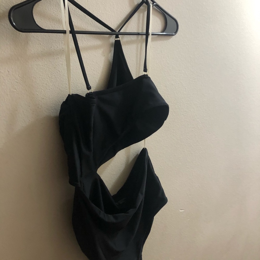 Bikini - Picture 2 of 5